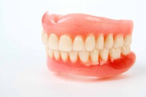 白い台の上に置かれている入れ歯の模型