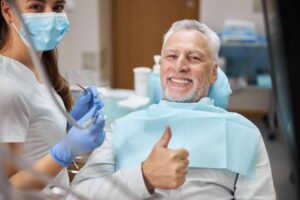 歯科医院で治療を受ける高齢男性