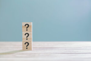 目立たない部分入れ歯は保険適用になるのか考えるイメージ