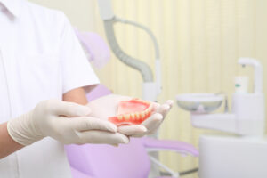 入れ歯を調整する歯科医師