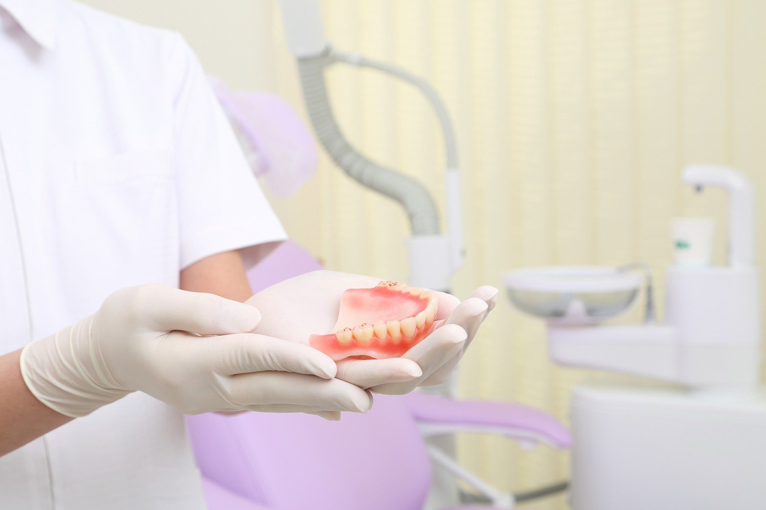 入れ歯を調整する歯科医師