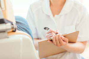 歯科検診を受け噛み合わせとフィットの確認