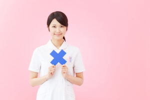 歯科看護師が注意点を説明するイメージ