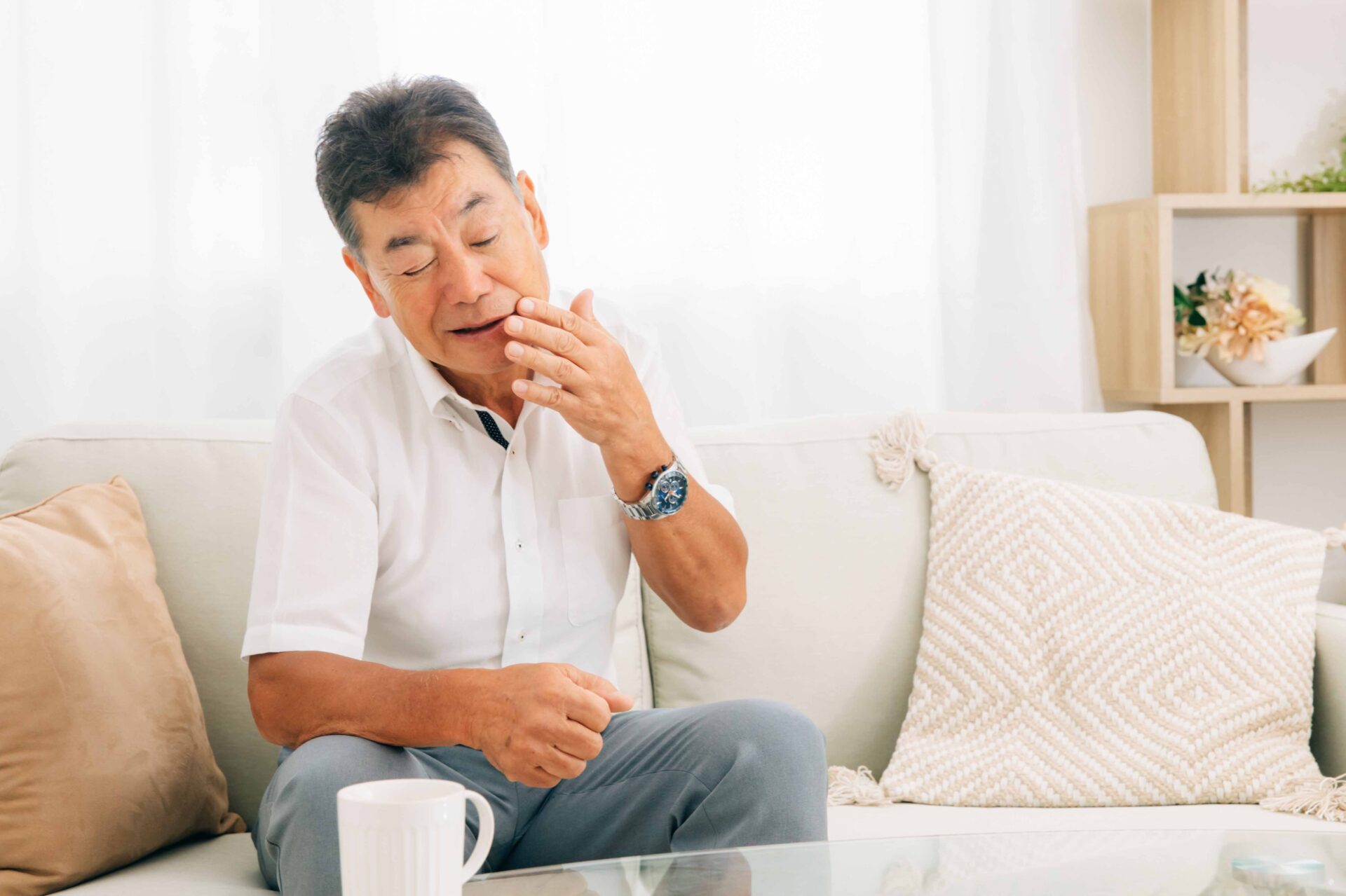 歯に痛みがある男性