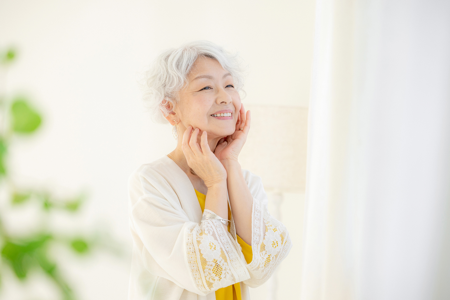 入れ歯がフィットして快適に過ごす女性