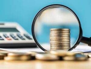 目立たない部分入れ歯の費用を調べるイメージ