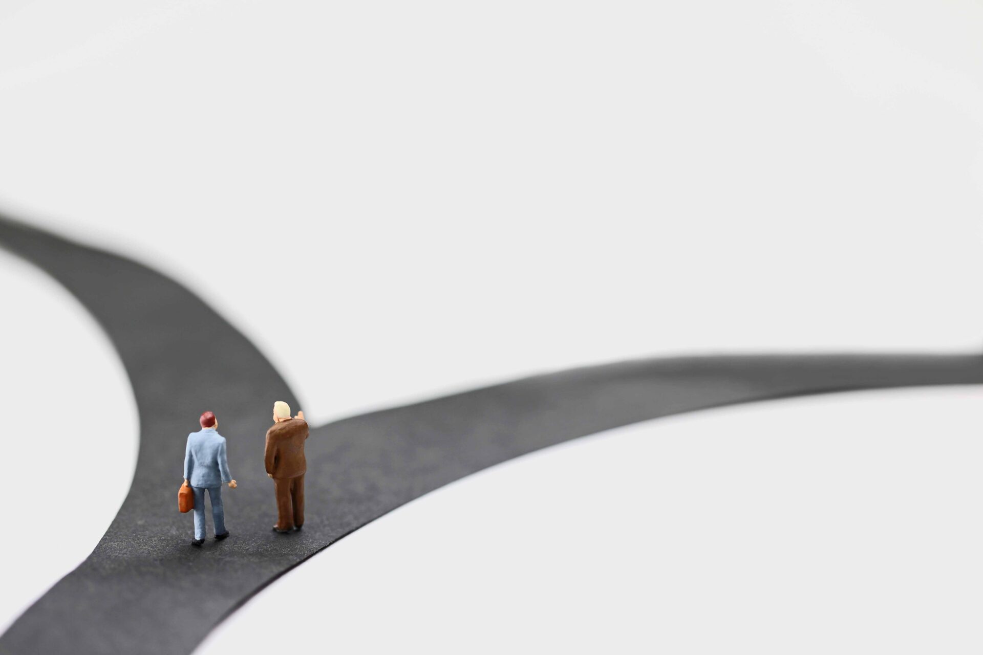 分岐点と2人の男性の模型