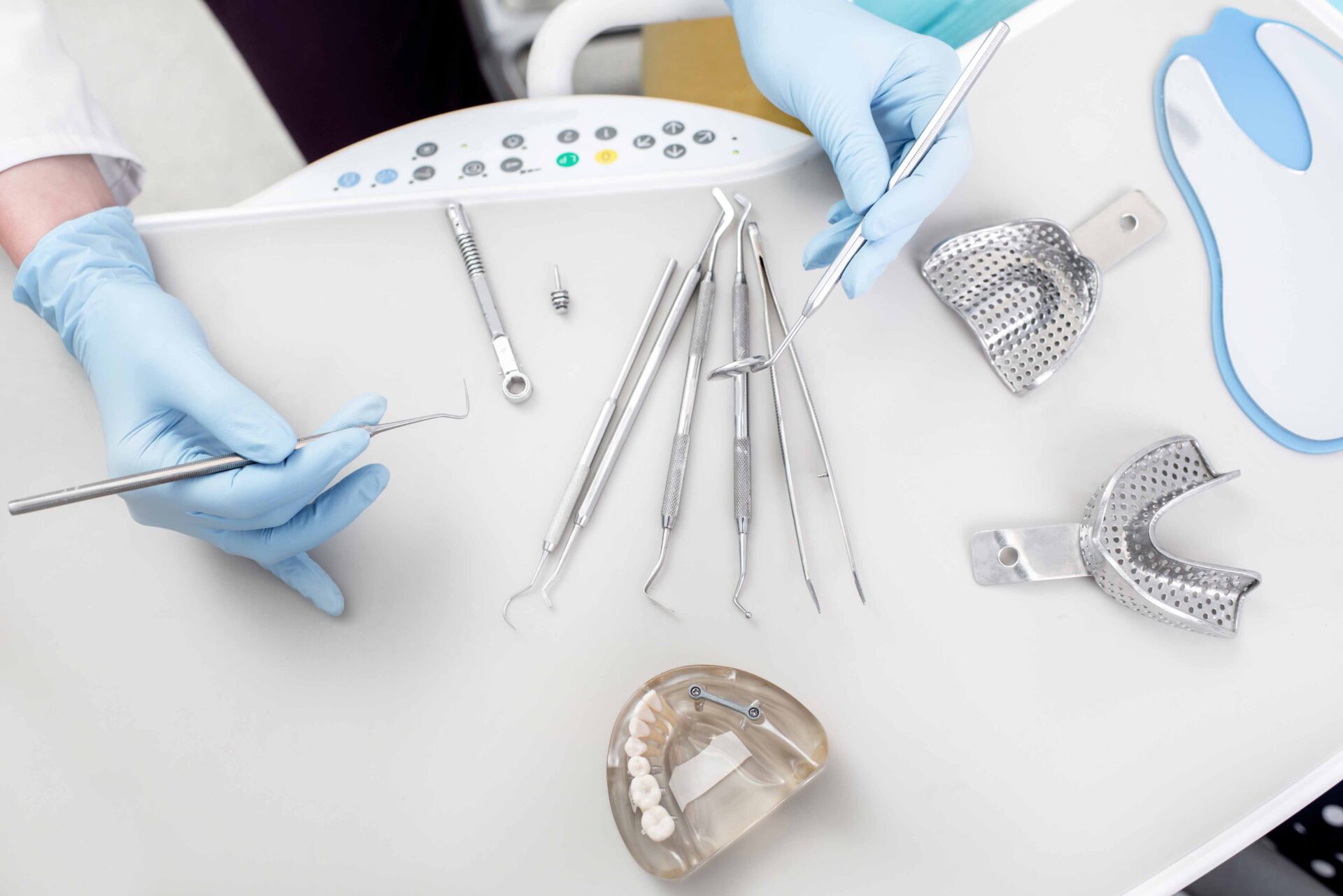 歯科治療で使用する器具と印象トレーを並べた診療準備の様子