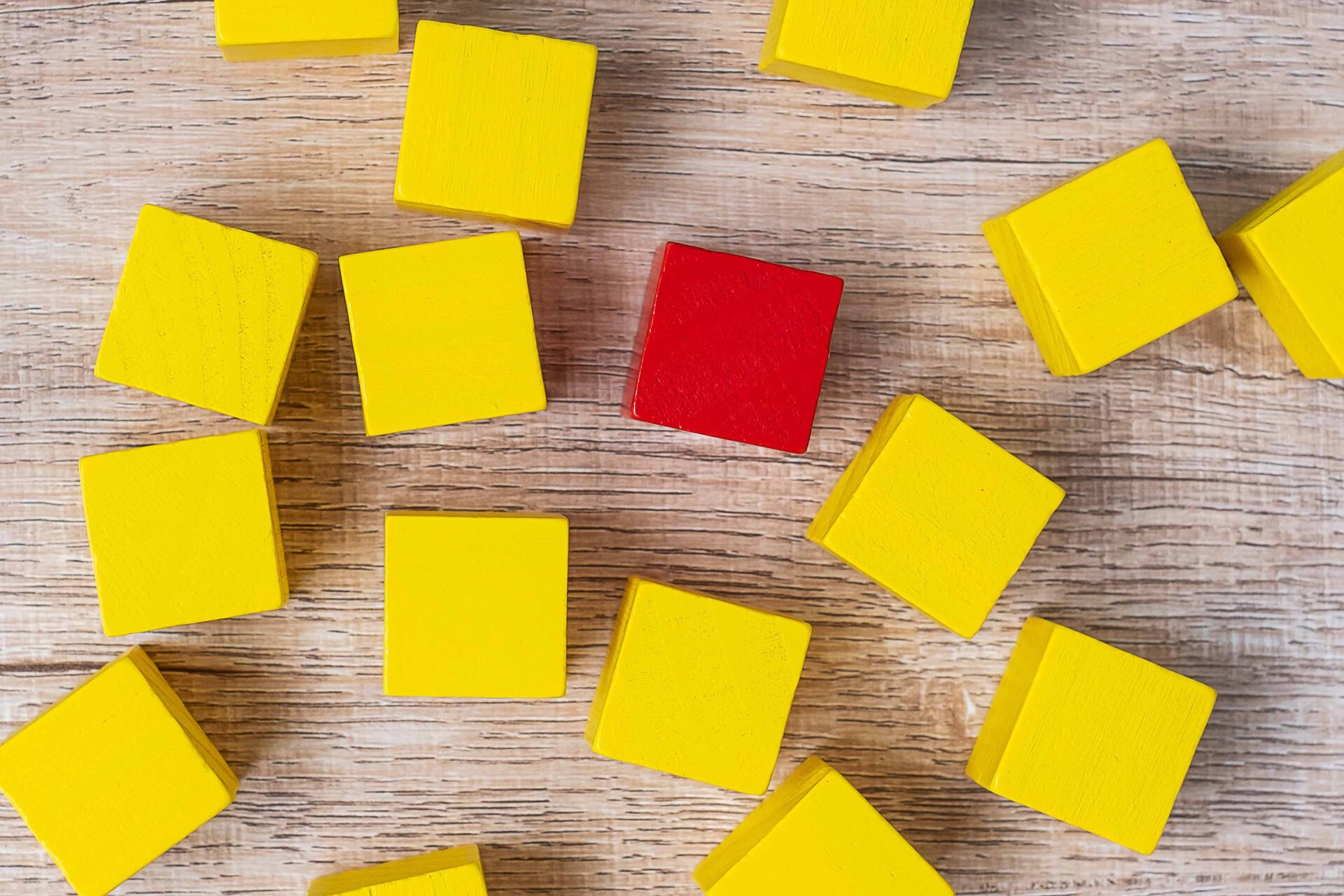 複数の黄色の積み木の中に赤い積み木