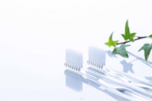 白い台の上に2本の歯ブラシが置かれている