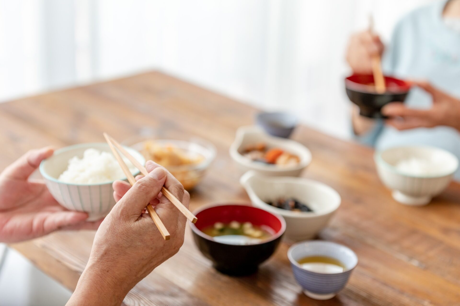 老夫婦の食事の風景