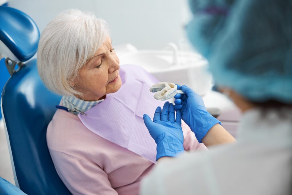 歯科医院でシリコンを使って歯型を取る年配の女性