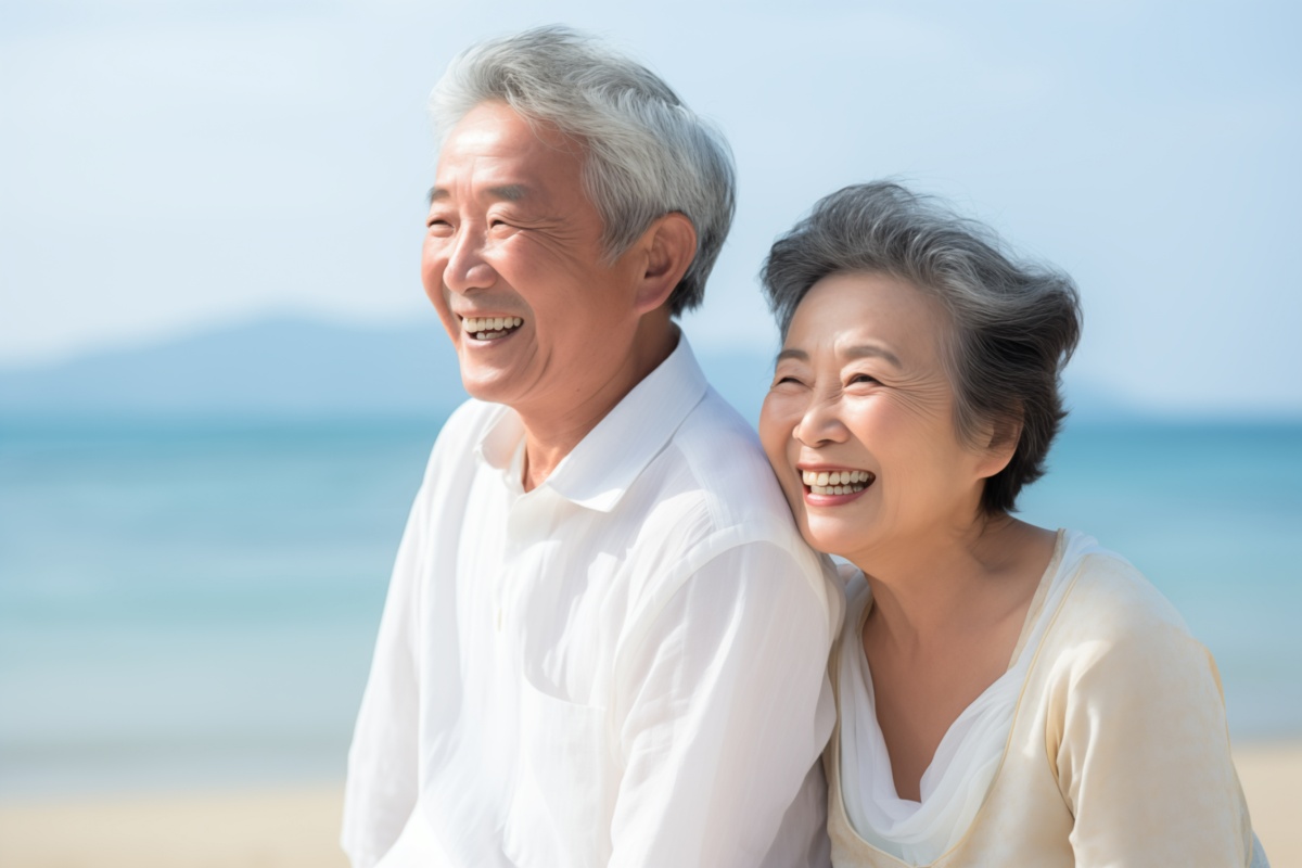 入れ歯に満足している笑顔のシニア夫婦