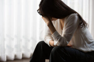 入れ歯で失敗して頭をかかえる女性
