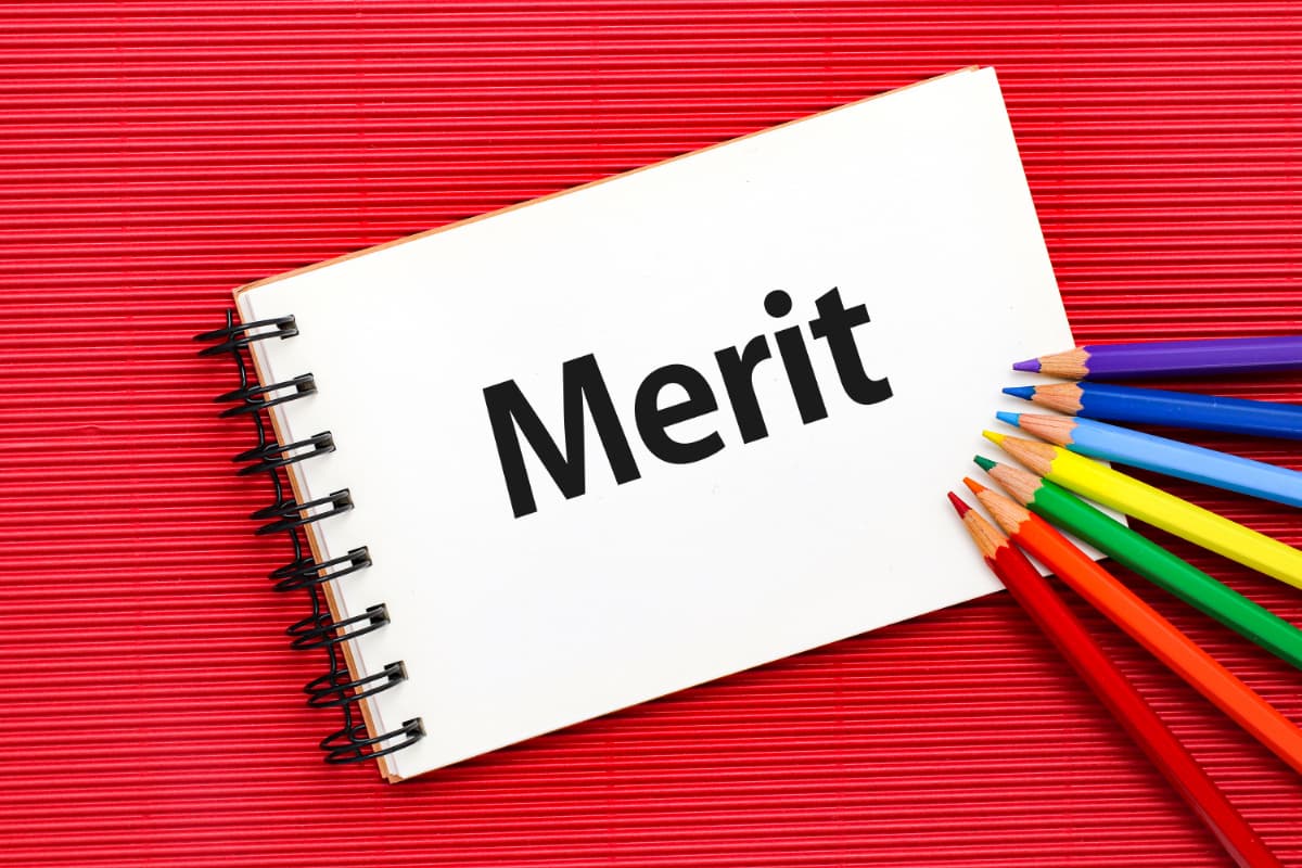 入れ歯(総入れ歯・部分入れ歯)のメリットを示す文字の書かれたノート