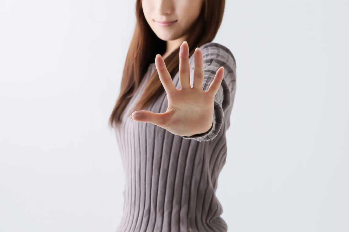 待ったをする女性