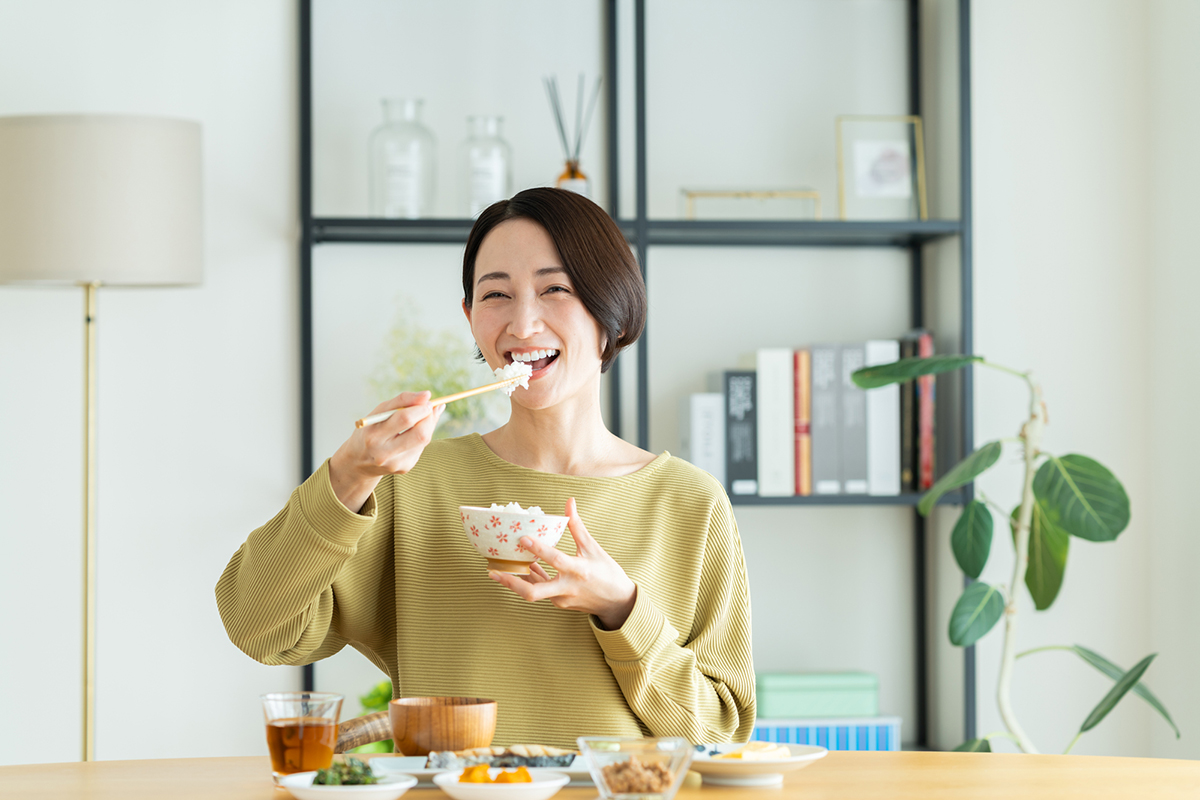 食事を楽しむ40代の女性