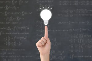 シリコン義歯を検討するときの注意点を伝える指先
