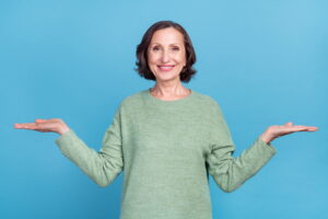 シリコン義歯と保険の入れ歯の違いを伝える女性