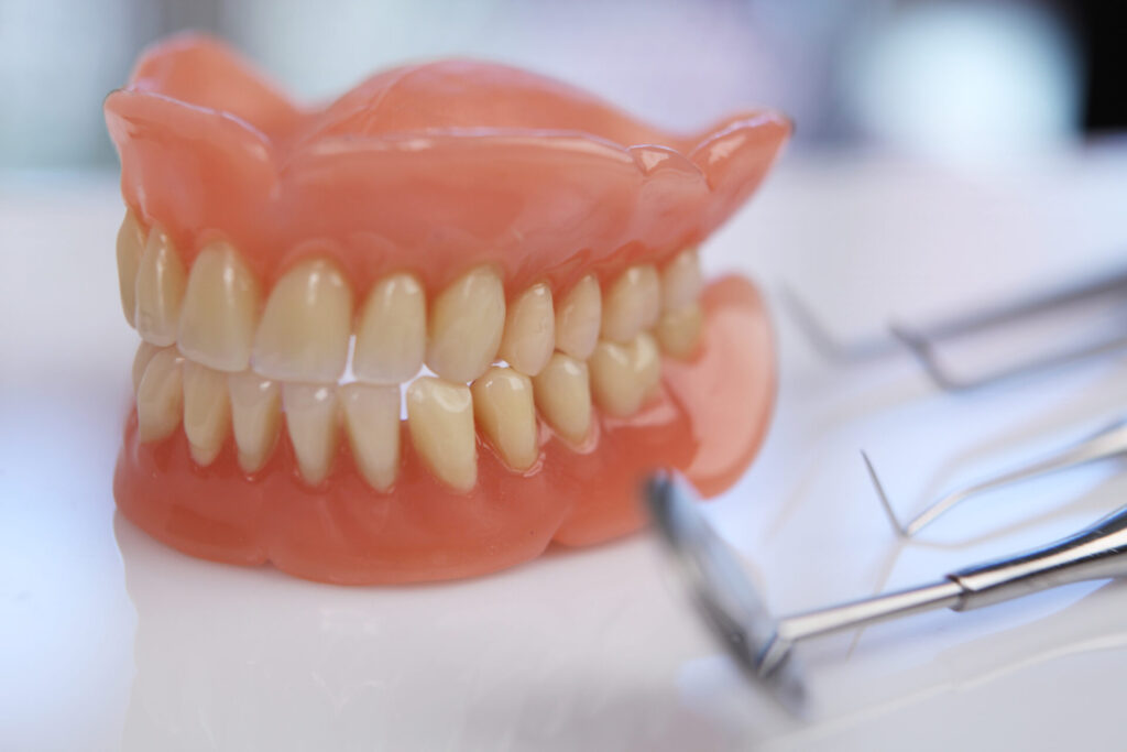 歯科用器具と入れ歯が机の上にある