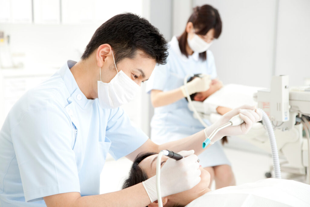 歯科医院で患者を治療する歯科医師