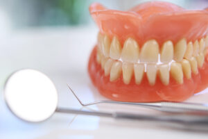 歯科用器具と入れ歯が机の上にある