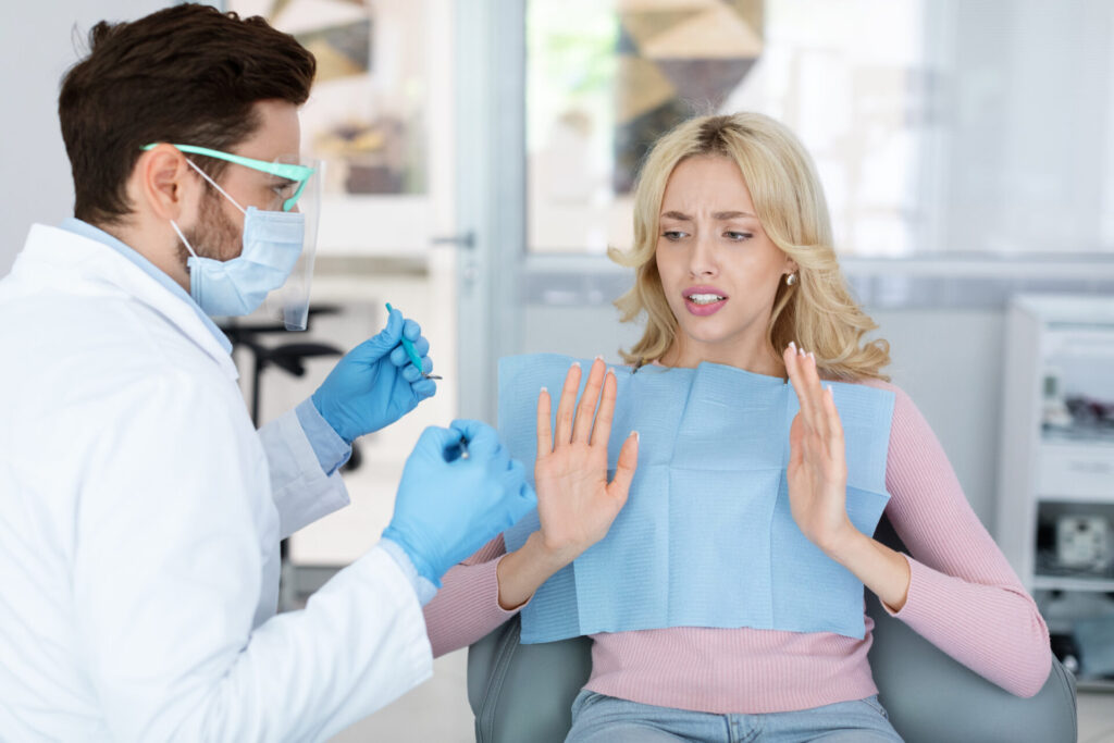 歯科医院での歯科治療を拒否する女性