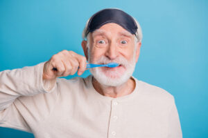 歯磨きをする老男性