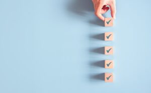 若い女性が入れ歯を選ぶときに確認したいことを確認するイメージ