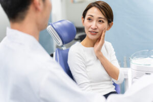 歯科医院でカウンセリングを受ける女性