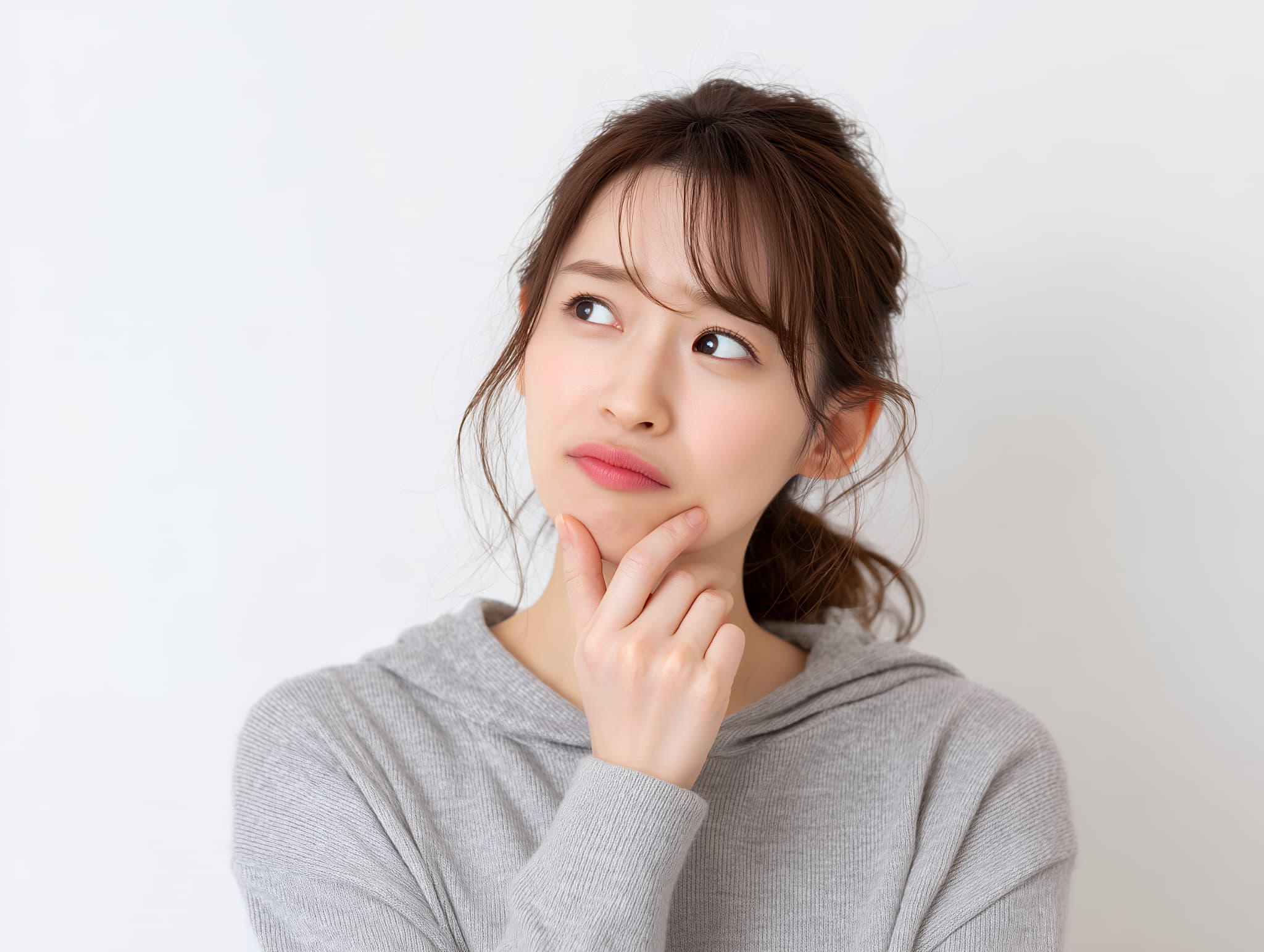 入れ歯治療を受ける若い女性はいるのか考える女性