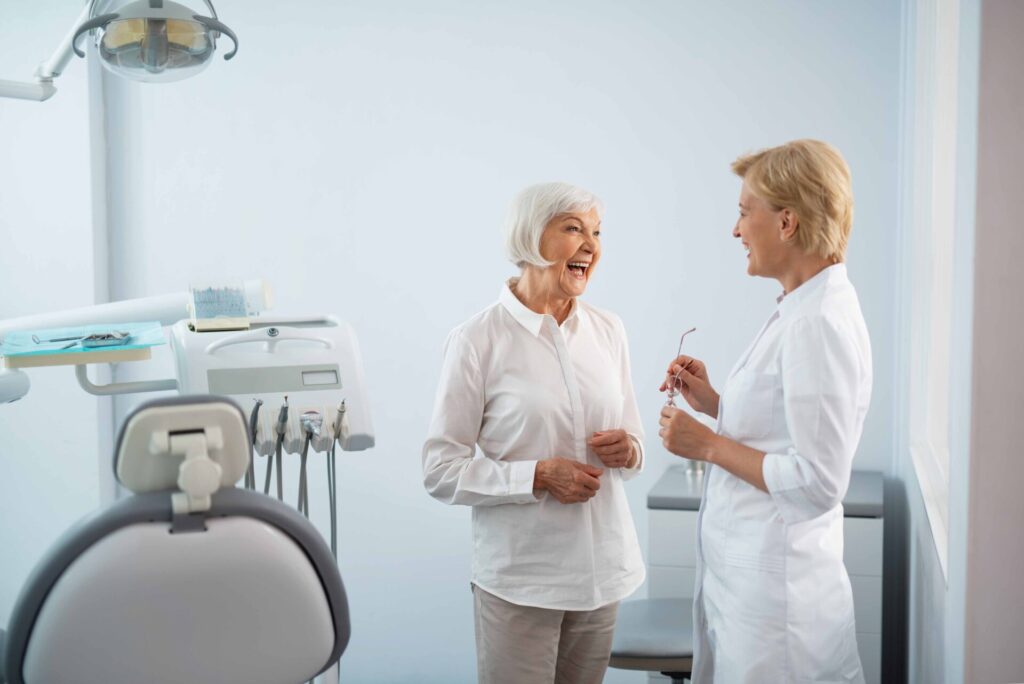 女性歯科医師と会話をすす高齢女性