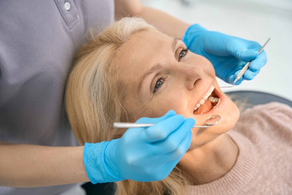 歯の治療を受ける女性