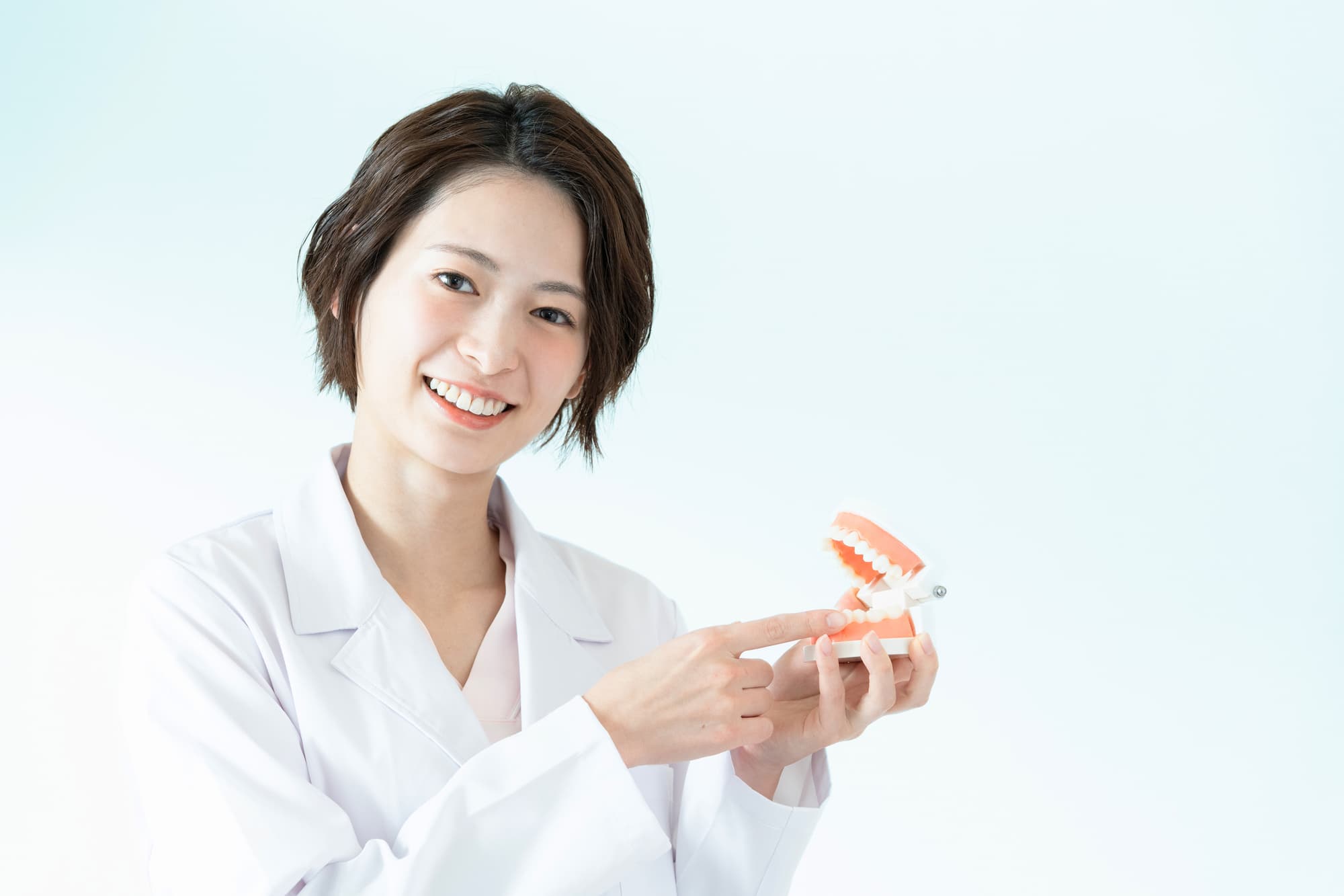 奥歯を1本失った状態を放置してはいけない理由を説明する歯科医師