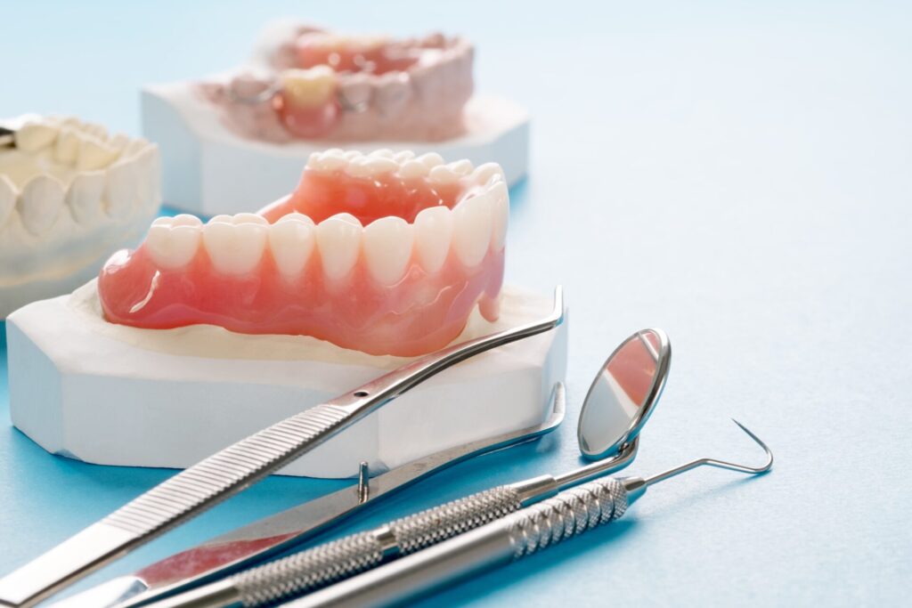 入れ歯と歯科治療で使用する器具