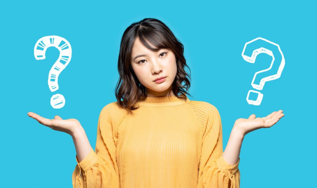 入れ歯やブリッジとの違いについて考えている女性