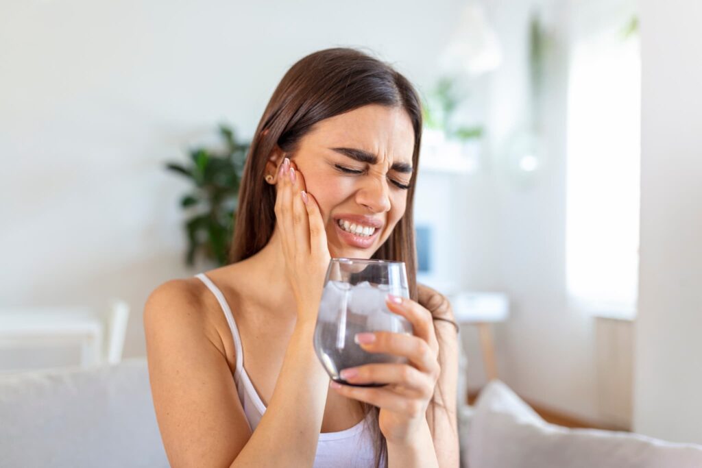 重度の虫歯により水を飲むだけでも痛がる女性