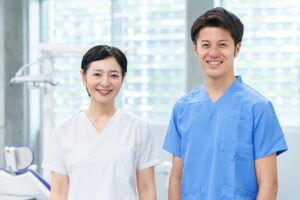 笑顔で迎える歯医者さん
