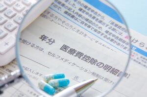 根管治療の費用を抑える方法として医療費控除の申請をするイメージ