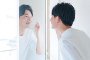 虫歯になりやすいため丁寧に歯磨きをする男性