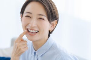 セラミックの歯にして歯が美しくなった女性