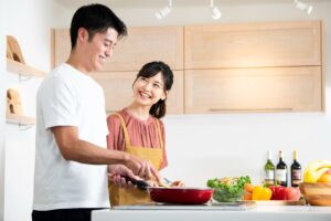仲良くお料理を楽しむ夫婦