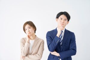 歯のクリーニングの料金はいくらか考える男女