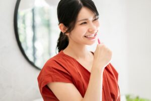 歯のクリーニングの効果を持続させるためにセルフケアを頑張る女性