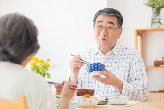 食事を楽しむシニア男性