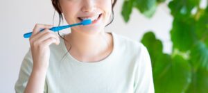 虫歯の予防のために歯磨きを欠かさない女性
