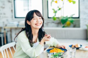 虫歯を治療して食事を楽しむ女性