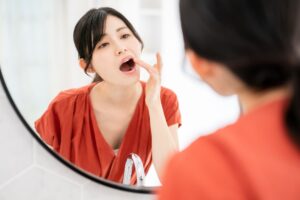 虫歯ができて気にする女性