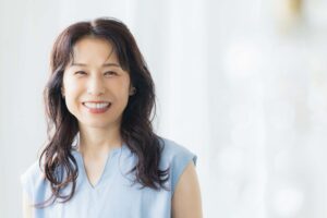 セラミック治療を受られて笑顔の金属アレルギーの女性