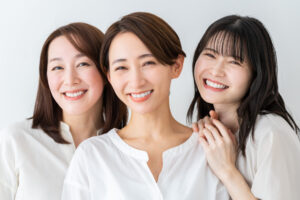 インプラントの治療を終え笑顔で同僚と過ごす女性